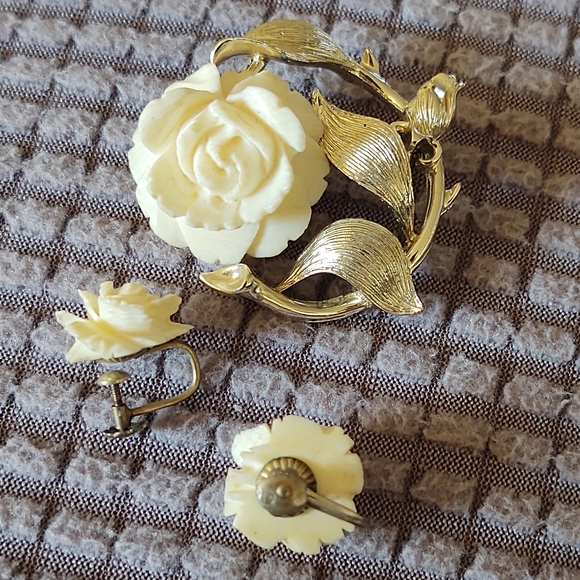 Vintage Jewelry - White ROSE Lisner Vintage Signed Demi Parure Gold Earrings Broach Pin
